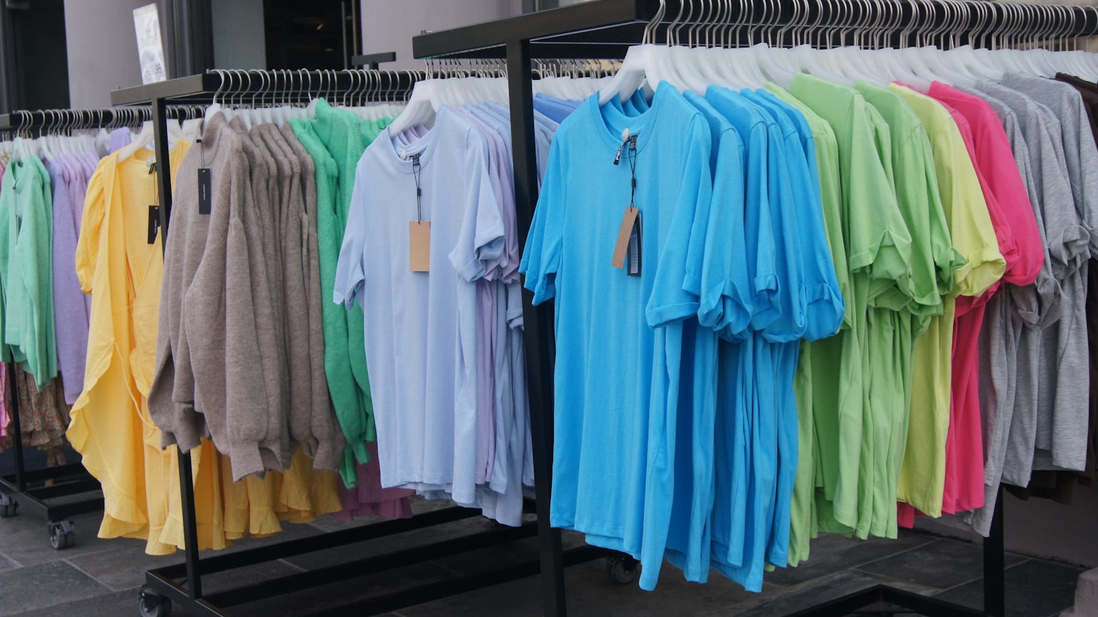 Herenkleding op een rek, basics en T-shirts